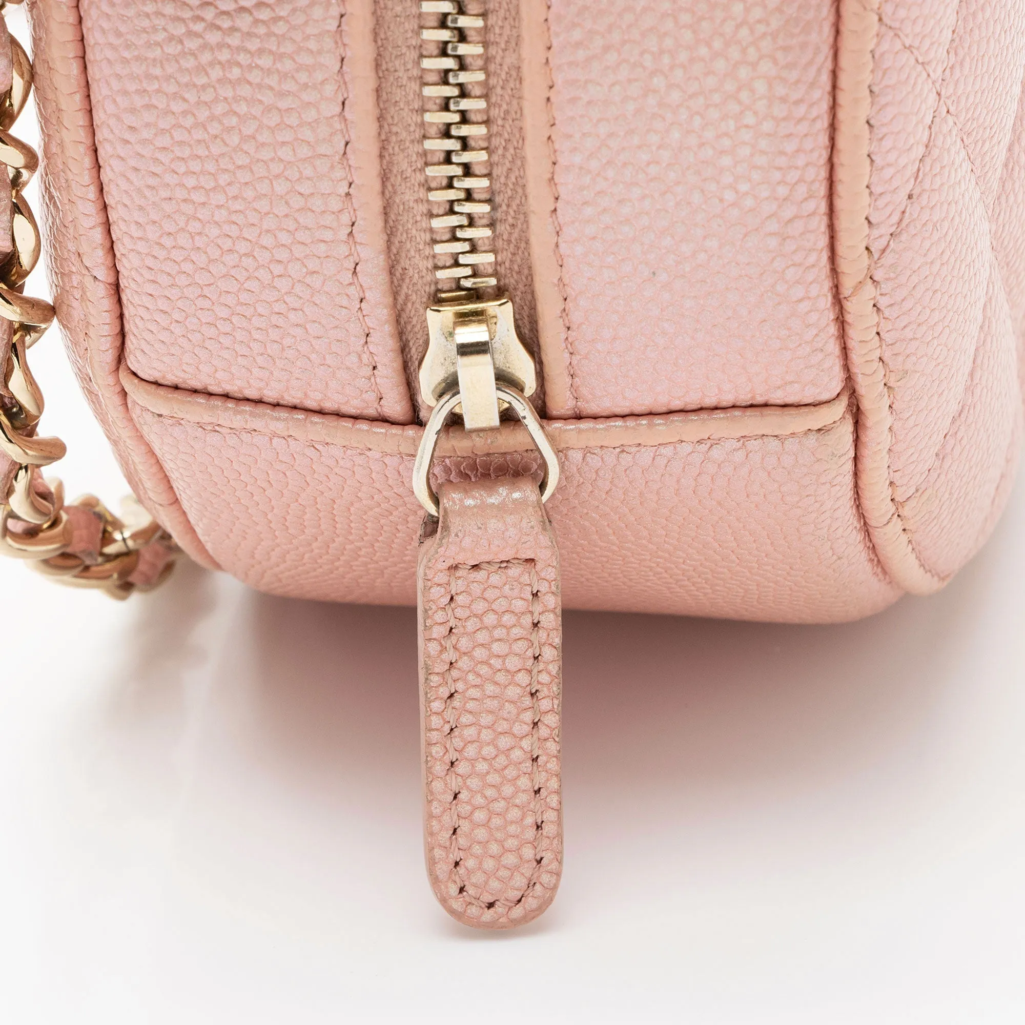 Chanel Iridescent Caviar Leather Mother of Pearl CC Round Clutch with Chain (SHF-YKChQe)